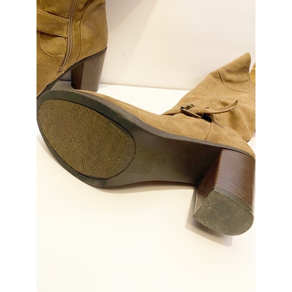 Gorgeous Knee-High Tan Suede Feel Boots - Picture 5 of 6